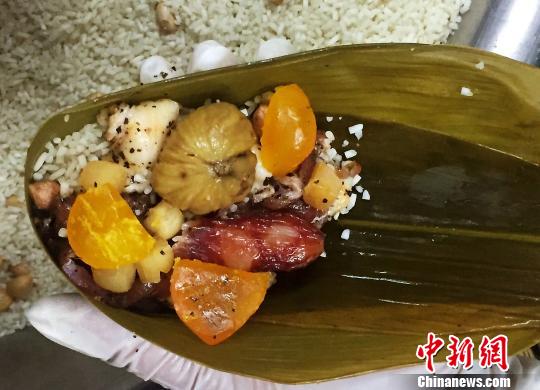 台山咸肉粽内丰富的馅料 李晓春 摄 台山咸肉粽内丰富的馅料 李晓春 摄