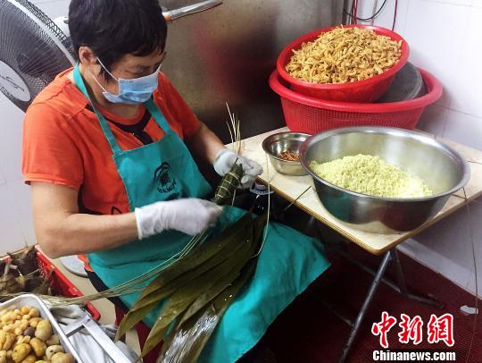 台山人在手工裹制枧水粽 李晓春 摄 台山人在手工裹制枧水粽 李晓春 摄