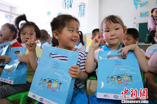 孩子们从乐趣中了解口腔健康的重要性，学习到了口腔保健知识?！±钆迳?摄