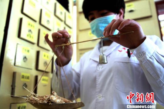 图为青海乡镇卫生院提供中医药服务。　张添福 摄