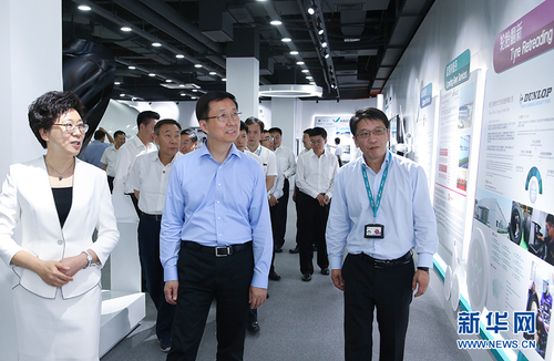 6月3日至4日，中共中央政治局常委、国务院副总理韩正在福建调研推进政府职能转变、优化营商环境等工作。这是6月4日，韩正在太古飞机工程有限公司调研。新华社记者 姚大伟 摄