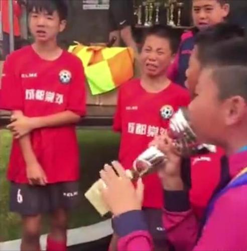 海外夺冠含泪高唱国歌 这群足球少年圈粉无数