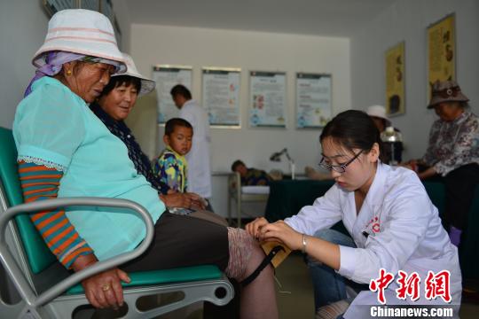 图为医护人员为老年之家的老人进行针灸理疗。资料图 丁洪 摄