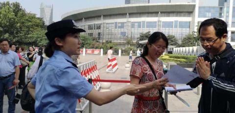 高考首日马大哈考生有点多:走错考场 忘带身份证