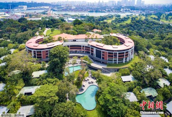 当地时间2018年6月5日，白宫发言人桑德斯表示，美国总统特朗普与朝鲜最高领导人金正恩将在新加坡圣淘沙地区的嘉佩乐酒店(Capella Hotel)举行会晤，终止了外界对“金特会”会场的猜测。为何选择嘉佩乐酒店？美国《新闻周刊》揭露了该酒店的5大事实。 文字来源：海外网