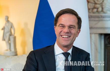 打翻咖啡自己拖地清理 荷兰首相吕特又圈粉了