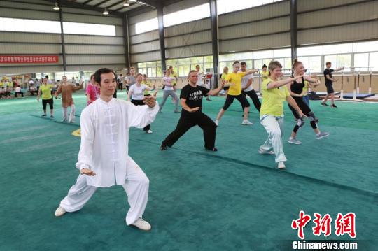 学习中国太极拳 冯富 摄 学习中国太极拳 冯富 摄