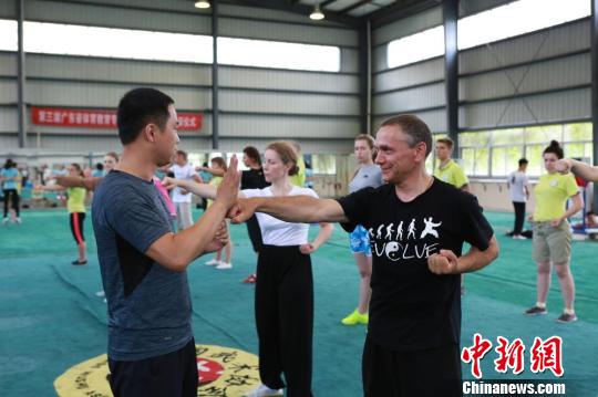 学习中国太极拳 冯富 摄 学习中国太极拳 冯富 摄