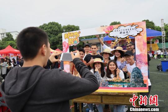 贵州民族大学第二届国际美食节活动现场。　瞿宏伦 摄