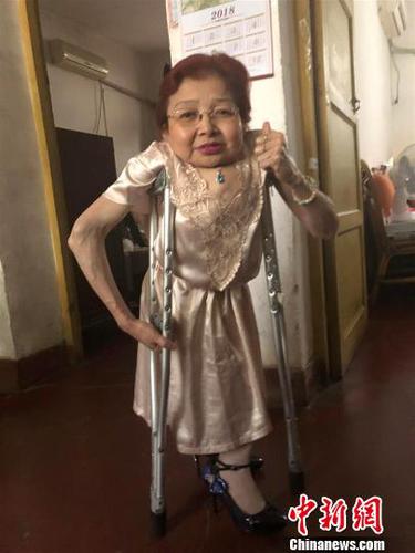 “袖珍阿姨”照顾双亲不言苦勤奋自学成网友“知心人”