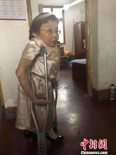 杨丽华体重只有25公斤，身高不足1.2米 高然 摄