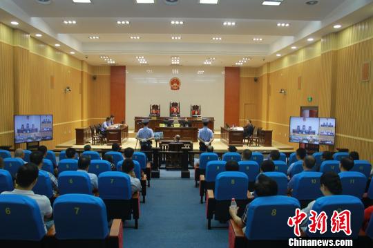 图为庭审现场?！〉遂?摄