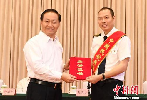 川航“史诗级”备降航班机组被授予“英雄机组”称号