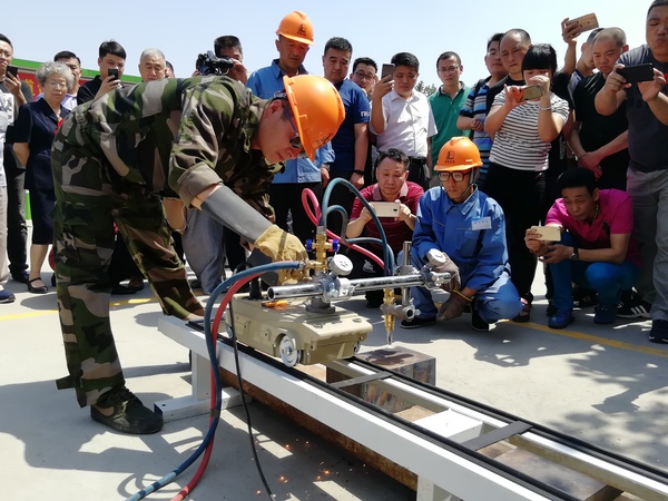 中国航天科工集团第六研究院的工人师傅现场演示高性能工业切割燃气切割钢板