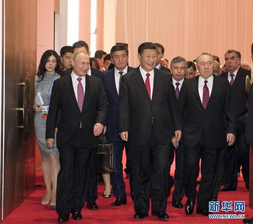 6月9日，国家主席习近平在青岛国际会议中心举行宴会，欢迎出席上海合作组织青岛峰会的外方领导人。这是习近平同贵宾们共同步入宴会厅。新华社记者李学仁摄