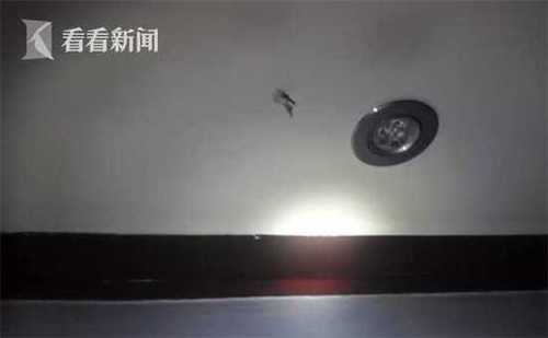 cd3a7f5cbd1add4b2229a847790f7fe5.jpg 男子为满足好奇 在酒店4个房间开房装摄像头偷窥