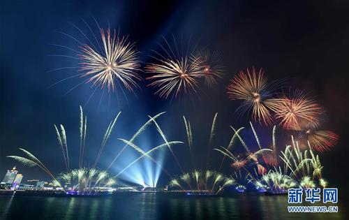 　　6月9日至10日，上海合作组织青岛峰会在山东青岛召开。这是9日晚在青岛举行的《有朋自远方来》灯光焰火艺术表演。 新华社记者马宁摄