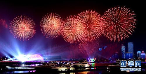 　　6月9日至10日，上海合作组织青岛峰会在山东青岛召开。这是9日晚在青岛举行的《有朋自远方来》灯光焰火艺术表演。 新华社记者燕雁摄