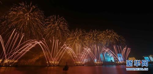 　　6月9日至10日，上海合作组织青岛峰会在山东青岛召开。这是9日晚在青岛举行的《有朋自远方来》灯光焰火艺术表演。 新华社记者朱峥摄