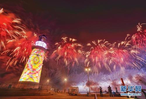 6月9日至10日，上海合作组织青岛峰会在山东青岛召开。这是9日晚在青岛举行的《有朋自远方来》灯光焰火艺术表演。 新华社记者邢广利摄