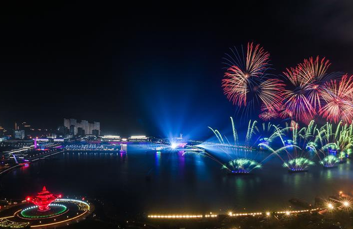 灯光焰火艺术表演在青岛举行