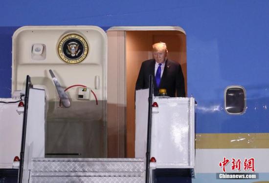 美国总统特朗普于当地时间6月10日晚乘坐“空军一号”专机抵达新加坡巴耶利峇空军基地。(<a target='_blank' href='http://www.chinanews.com/'>中新社</a>记者 刘震 摄) 点击进入下一页