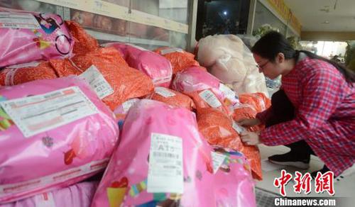 资料图:图为电商工作人员为包裹贴上快递单。(孟德龙 摄) 资料图:图为电商工作人员为包裹贴上快递单。(孟德龙 摄)