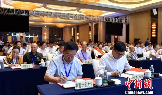 图为：第二届世界姚商大会现场签约。　何蒋勇 摄