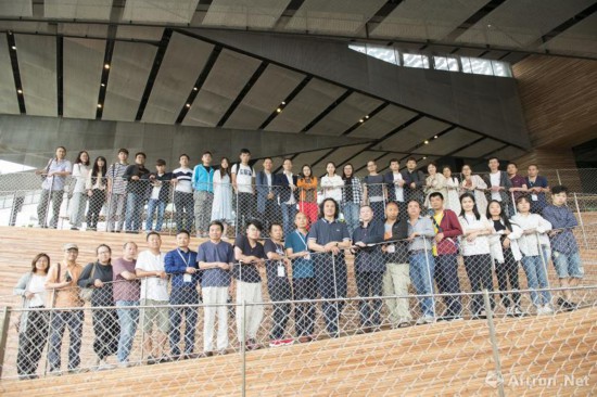 08国家非物质文化遗产展示?；せ刈椅被嶂魅?、国家非物质文化遗产保护工作专家委员会委员、原文化部非物质文化遗产司副司长马盛德与非遗传承研培班的师生合影（摄影：郭国柱）