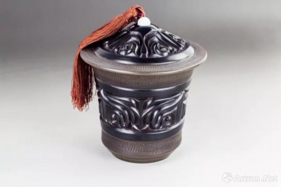 《紫陶剔犀茶罐》 何鹏飞（绛州剔犀） 田静（建水紫陶） 2017年