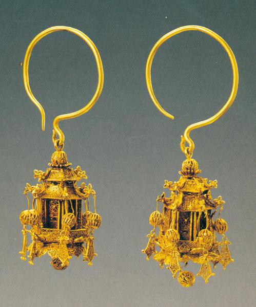 《累丝宫灯形金耳坠》 清 首都博物院藏