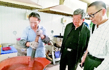 委员们在苏州姜思序堂国画颜料有限公司考察     委员们在苏州姜思序堂国画颜料有限公司考察