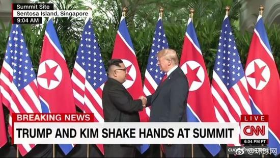 特朗普与金正恩在新加坡圣淘沙嘉佩乐酒店握手