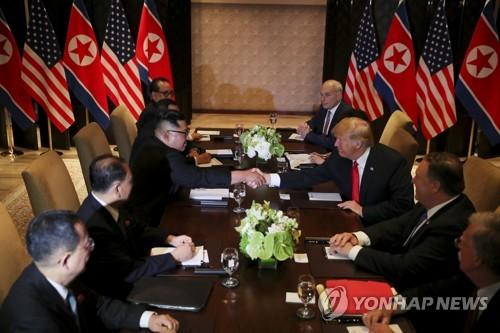 记者问“你要放弃核武吗?” 金正恩笑而不语