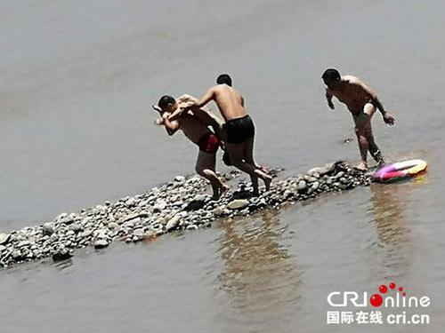 男孩跌入江里溺水5分钟 男子8分钟教科书式营救