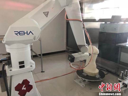 甘肃免费为贫困残疾人适配辅助器具逾万件