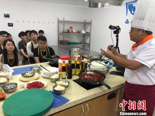 四川一高校开设“美食课”学生吃着火锅就能修学分
