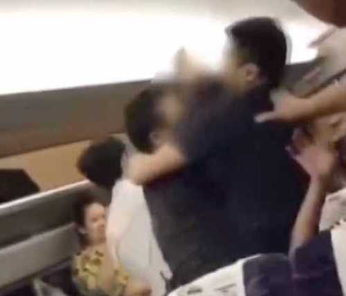 575ecc9efaf8f7160f8a73d4cdc46e37.jpg 男子嫌孩子哭闹太吵大闹动车 出站被孩子家人群殴