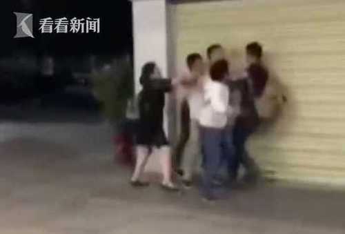 33c156ea5595f4e9d2cb1111a6257a0c.jpg 男子嫌孩子哭闹太吵大闹动车 出站被孩子家人群殴