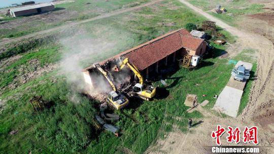 湖洲上4栋1800平方米已闲置房被拆除，建筑垃圾运离湖洲。　廖文 摄