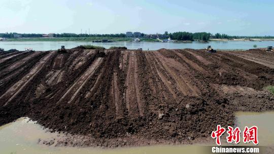 泥堤被推成了沙洲?！×挝?摄