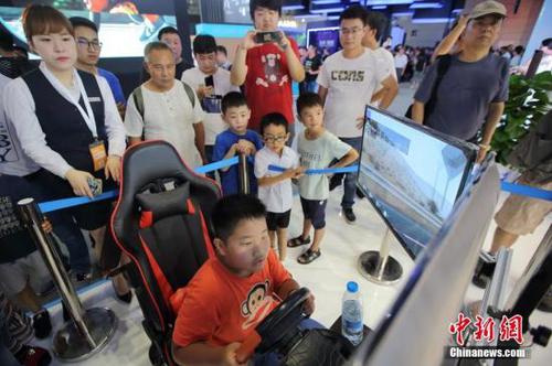 资料图：民众体验物联网成果。<a target='_blank' href='http://www.chinanews.com/'>中新社</a>记者 泱波 摄