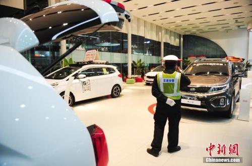 资料图：4S店内汽车。 <a target='_blank' href='http://www.chinanews.com/'>中新社</a>发 陈文 摄