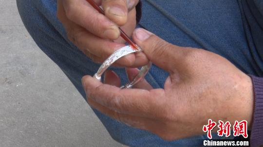 老银匠坚守传统手工艺:已干了一辈子不想让它失传