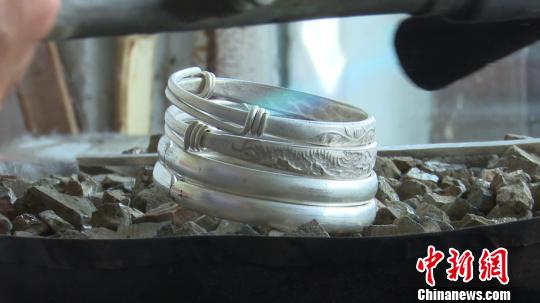 打造好的白银手镯进行进一步煅烧 刘鸿鹤 摄 打造好的白银手镯进行进一步煅烧 刘鸿鹤 摄