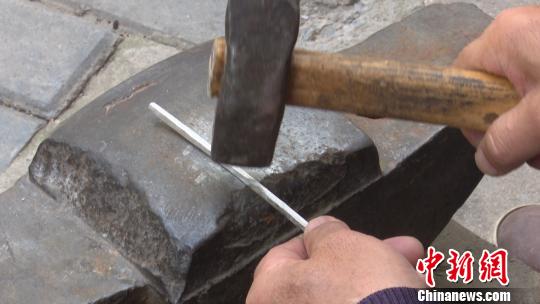 洪金泉正在捶打银锭 刘鸿鹤 摄 洪金泉正在捶打银锭 刘鸿鹤 摄