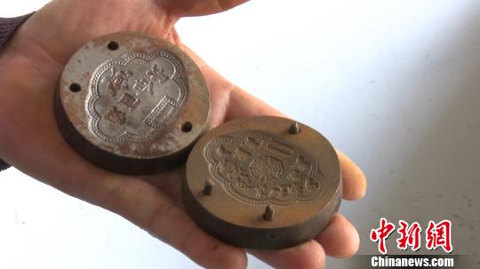洪金泉向记者展示制作“长命锁”的模具 刘鸿鹤 摄 洪金泉向记者展示制作“长命锁”的模具 刘鸿鹤 摄