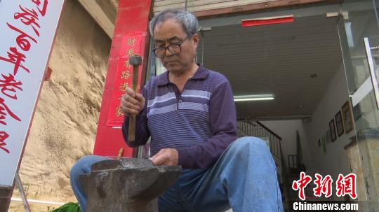 洪金泉正在捶打银锭 刘鸿鹤 摄 洪金泉正在捶打银锭 刘鸿鹤 摄