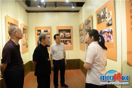 观看黄仲咸生平事迹展。　陈佳丽 摄