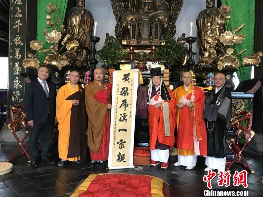 中国侨网中日双方互赠礼物?！≈Ｋ刹ā∩? style=